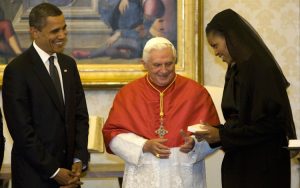 Pope Benedict XVI greets U.S. President Barack Obama and first lady Michelle Obama during their meeting in the pontiff's private library at the Vatican July 10, 2009. REUTERS/Chris Helgren (VATICAN)